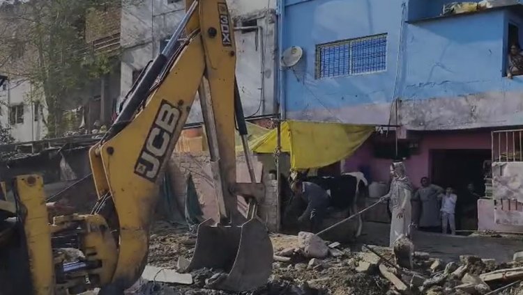 मंडीदीप में अतिक्रमण पर चला बुलडोजर.. प्रशासन के सामने नहीं चली नेतागिरी