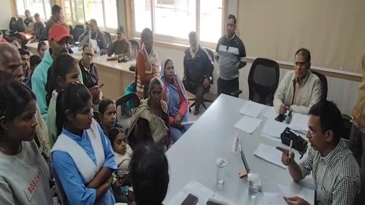 दमोह में गेस्ट शिक्षक को कलेक्टर ने किया बर्खास्त, तो भिड़ गईं छात्राएं