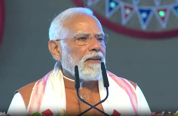 असम में ब्रह्मपुत्र नदी पर क्रूज में PM मोदी का छात्रों से संवाद