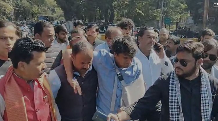 भोपाल में पत्रकारों का पुलिस बर्बरता के विरोध में प्रदर्शन, सीएम हाउस का किया घेराव