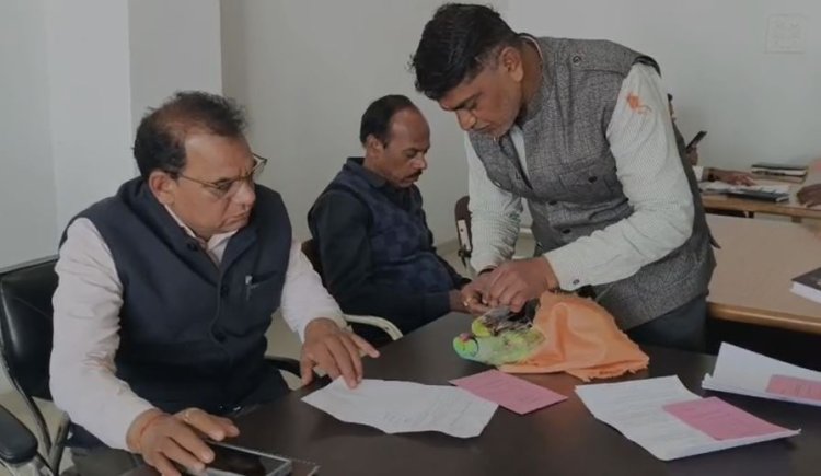 हाथ में मृत तोता लेकर जनसुनवाई में पहुंचा शख्स, प्रशासन से लगाई गुहार