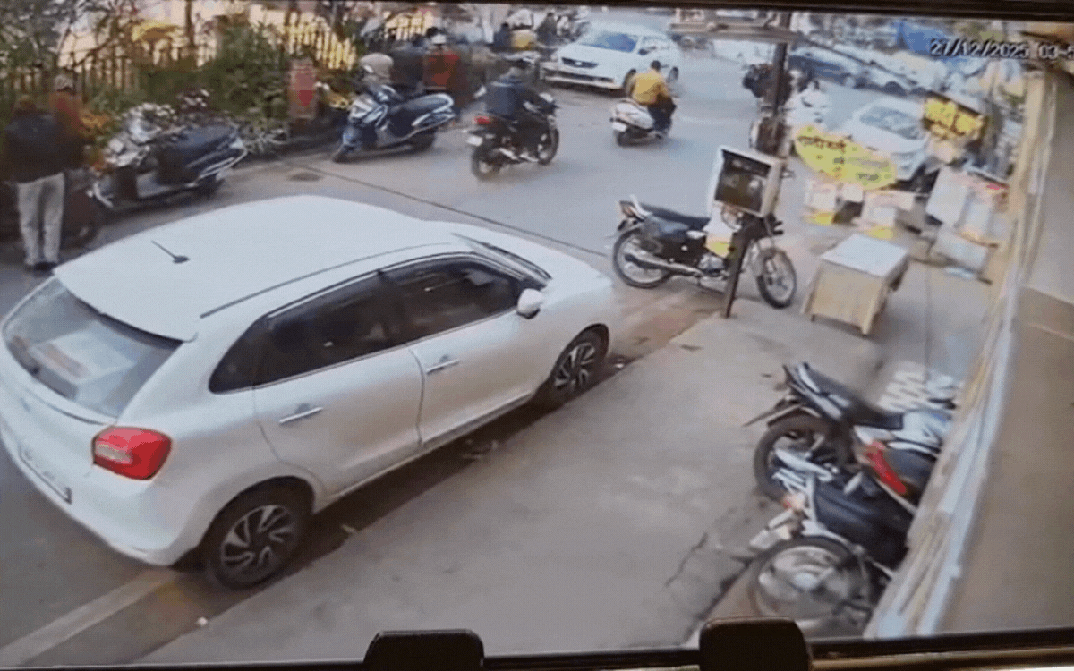 रीवा में बेकाबू कार ने बाइक सवारों को उड़ाया, खंभे से टकराई, हादसे का सीसीटीवी आया सामने 