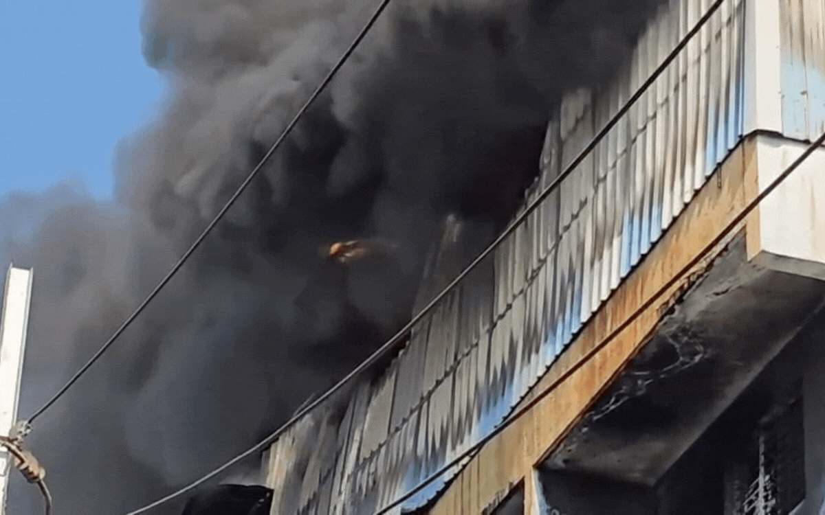 इंदौर की केमको फैक्ट्री में भीषण आग, ऊंची उठी आग की लपटें, दूर से दिखा धुएं का गुबार