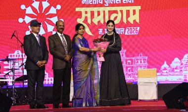 IPS मीट में सुरों की शानदार जुगलबंदी, DIG कैलाश मकवाना ने प्रसिद्ध गायिका प्रतिभा सिंह बघेल के साथ गाया गाना