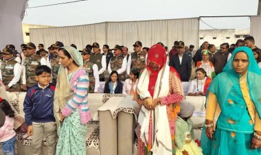 गणतंत्र दिवस समारोह में बड़ी चूक: शहीद की पत्नी को सम्मान देना भूले प्रभारी मंत्री