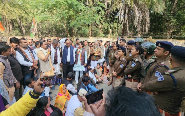 मंत्री कैलाश विजयवर्गीय के बयान पर रीवा में कांग्रेस का प्रदर्शन, BJP सांसद का घेरा घर