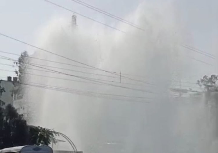 जल संकट के बीच राजधानी में पानी की बर्बादी, 10 नंबर मार्केट के पास नर्मदा लाइन फूटी