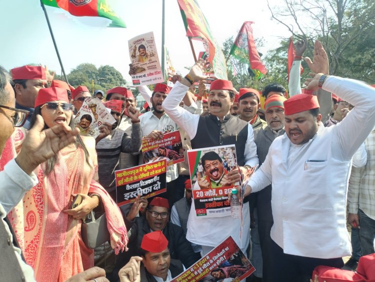 इंदौर जल त्रासदी पर समाजवादी पार्टी का आक्रोश, न्याय रैली में सपा कार्यकर्ता गिरफ्तार