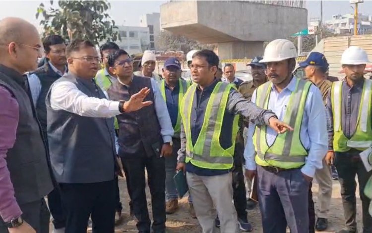 इंदौर : निर्माणाधीन फ्लाईओवर का कलेक्टर और निगमायुक्त ने किया निरीक्षण, जून तक कार्य पूरा करने के निर्देश