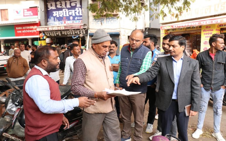 नगर निगम की सख्त कार्रवाई, बकायादार दुकानों पर जड़ा ताला