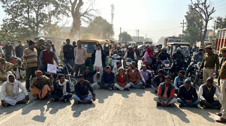 भरे गोदाम, फिर भी खाद को तरसते किसान! अब रीवा–सेमरिया रोड किया जाम