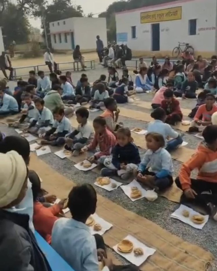 मैहर में बच्चों को रद्दी कॉपियों के पन्नों पर परोसा मिड-डे मील