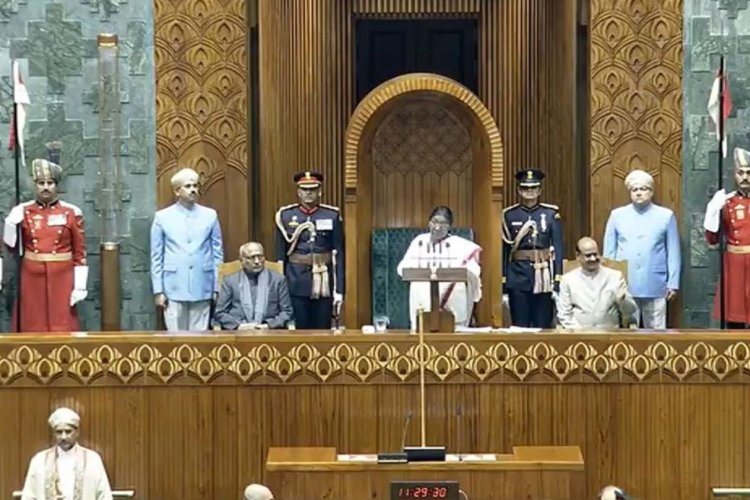 राष्ट्रपति के अभिभाषण के साथ बजट सत्र का आगाज, अजित पवार के निधन पर जताया शोक