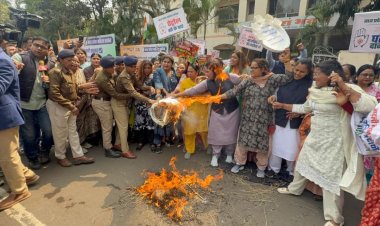 भोपाल: ठेले पर स्कूटी और सिलेंडर रखकर निकलीं महिला कांग्रेस, वित्त मंत्री के बंगले का घेराव किया प्रयास