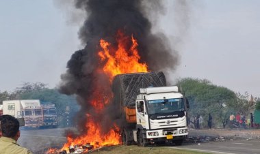 शाजापुर: चलते ट्रक में लगी भीषण आग, कैटरिंग का सामान जलकर खाक