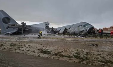 बोलीविया में करेंसी से भरा विमान क्रैश, 15 की मौत, सड़क पर बिखरे नोटों की लूट