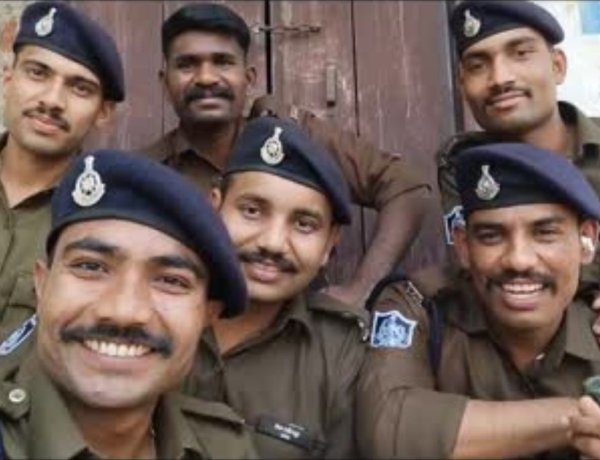 पुलिस प्रशिक्षण शाला रीवा में वर्दी पहनकर रील बनाने पर 6 नव आरक्षकों को कारण बताओ नोटिस