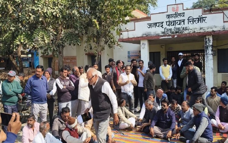 सिरमौर में SDM ऑफिस के बाहर कवरेज करते पत्रकारों पर हमला