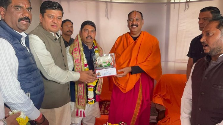 Bhopal: कांग्रेस ने पंडित प्रदीप मिश्रा से की मुलाकात, गौमाता की रक्षा के लिए मांगा समर्थन