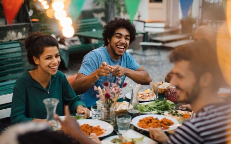 Gen Z New Trend: स्क्रीन से दूर, सोलो डेट्स और इंटरैक्टिव डाइनिंग की ओर