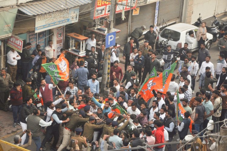 इंदौर में कांग्रेस कार्यालय पर पथराव, पुलिस को करना पड़ा वॉटर कैनन का इस्तेमाल