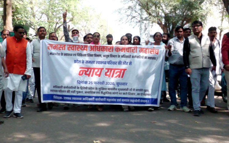 भोपाल: आउटसोर्स स्वास्थ्य कर्मियों का प्रदर्शन, नियमितीकरण की मांग को लेकर निकाली ‘न्याय यात्रा’