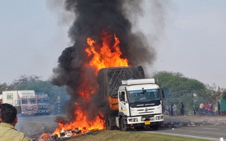 शाजापुर: चलते ट्रक में लगी भीषण आग, कैटरिंग का सामान जलकर खाक