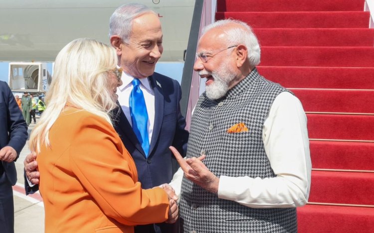 PM मोदी का इजराइल दौरा: 9 साल बाद ऐतिहासिक विजिट, नेतन्याहू-पत्नी ने एयरपोर्ट पर 'नमस्ते' से किया स्वागत
