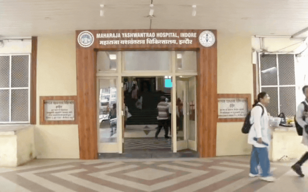 इंदौर MY अस्पताल में अचानक निरीक्षण: डीन ने BVG पर 25 हजार का जुर्माना लगाया, सुपरिटेंडेंट और भवन अधिकारी को नोटिस