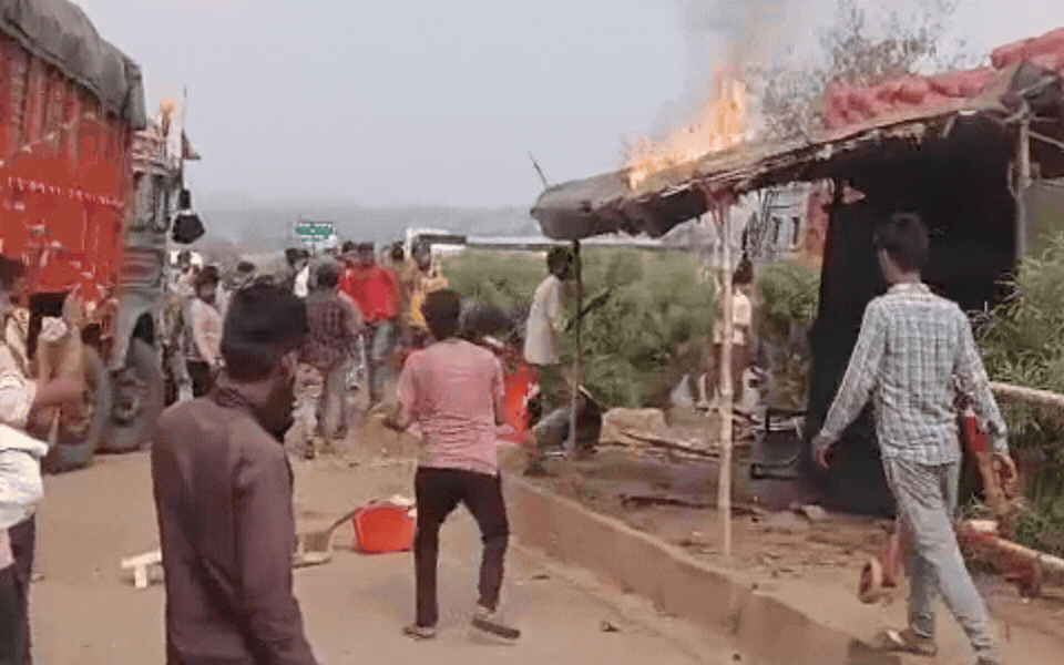 मऊगंज के हनुमना RTO चेकपोस्ट पर बवाल: दस्तावेज जांच पर ट्रक चालकों ने हाईवे किया जाम, झोपड़ी में लगाई आग