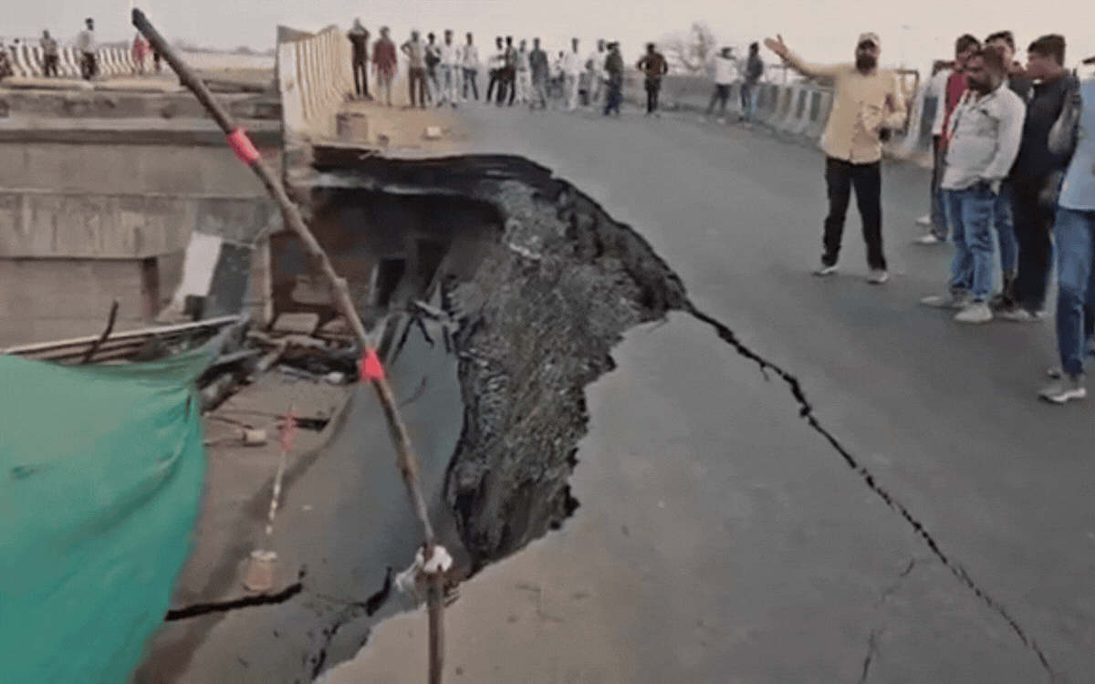 जबलपुर से भोपाल को जोड़ने वाले नेशनल हाईवे-45 पर ब्रिज का बड़ा हिस्सा गिरा