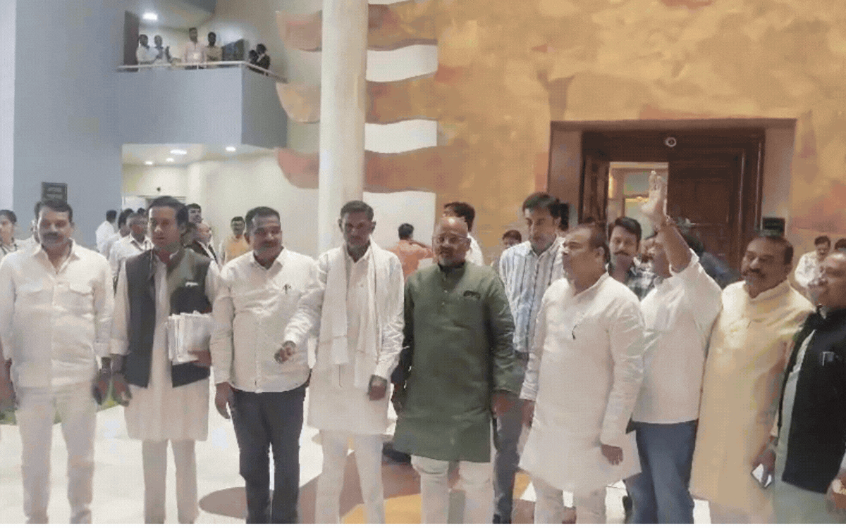 MP News विधानसभा के बाहर कांग्रेस विधायक का ‘शीर्षासन सत्याग्रह’ सदन की कार्यवाही अनिश्चितकाल के लिए स्थगित