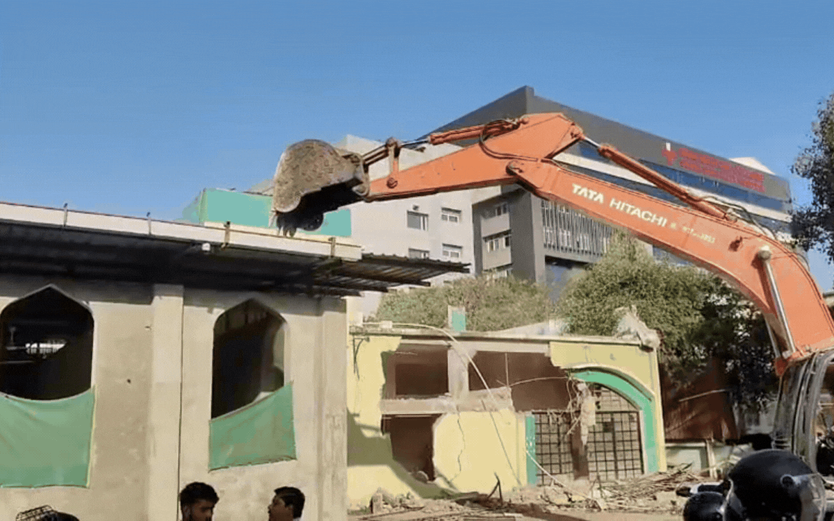 इंदौर में एमवाय अस्पताल के पीछे सरकारी जमीन से 30 हजार वर्गफीट अतिक्रमण हटाया, मस्जिद यथावत, वक्फ बोर्ड करेगा कोर्ट का रुख