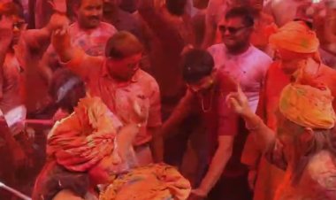 Bhopal नेहरू नगर में पुलिस ने गुलाल उड़ाया और डीजे पर थिरके जवान