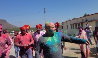 मैहर में खाकी पर चढ़ा फागुनी रंग: इमली का बूटा, मीठे बेर... पर जमकर थिरके पुलिसकर्मी, उड़े रंग-गुलाल