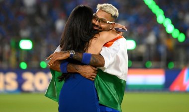 तिरंगा पहनकर गर्लफ्रेंड के साथ लेटे, मुसीबत में हार्दिक पंड्या, थाने पहुंचा मामला