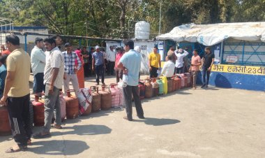 Bhopal में कमर्शियल सिलेंडर की कालाबाजारी,घरेलू गैस सिलेंडर के लिए लंबी कतारें, ड्यूटी के बीच लाइन में खड़े पुलिसकर्मी