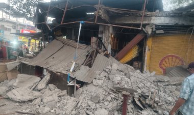 भोपाल के जवाहर चौक में बड़ा हादसा टला,निगम की 40 साल पुरानी दुकानों के छज्जे अचानक गिरे