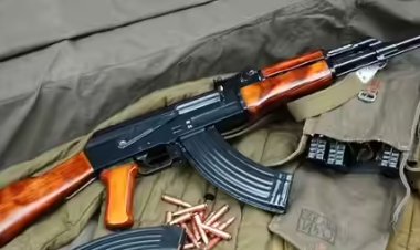 शादी हॉल मालिक के घर पुलिस का छापा रायफल और जिंदा कारतूस बरामद, आरोपी गिरफ्तार