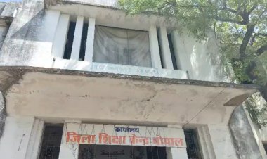 पब्लिक वाणी के खुफिया कैमरे में कैद लापरवाही: जिला शिक्षा केंद्र में 10 बजे के बाद भी खाली मिली कुर्सियां