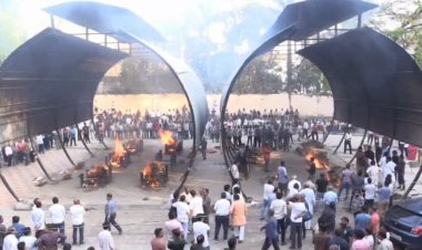 इंदौर अग्निकांड: मुक्तिधाम में एक साथ जलीं 7 चिताएं, PM मोदी ने किया मुआवजे का ऐलान