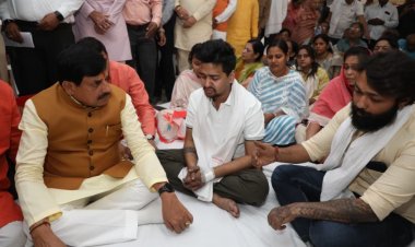 इंदौर में अग्निकांड पीड़ितों से मिले CM डॉ. मोहन यादव, मृतक के बेटे का बड़ा खुलासा- EV से नहीं लगी थी आग