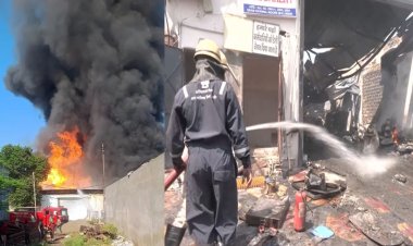 इंदौर: बेकरी फैक्ट्री में भीषण आग, शॉर्ट सर्किट की आशंका