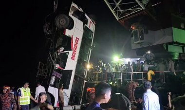 बांग्लादेश में बस नदी में गिरी: 23 लोग पानी में डूबे