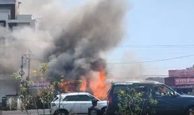 इंदौर में भीषण आग, पटेल मार्केट की तीन दुकानें जलकर राख