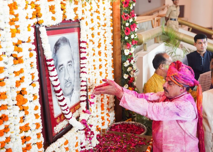 पूर्व मुख्यमंत्री वीरेंद्र कुमार सकलेचा की जयंती पर विधानसभा में CM ने अर्पित की पुष्पांजलि