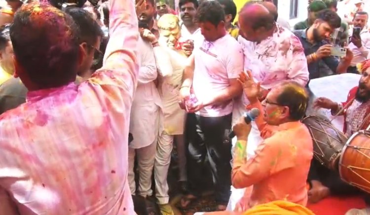 Bhopal मामा के घर होली की धूम,उड़ाए फाग गीतों के रंग