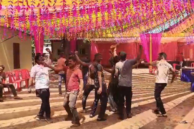 Satna बॉलीवुड गानों पर झूमती पुलिस, केंद्रीय जेल में गुलाल और फूलों की होली