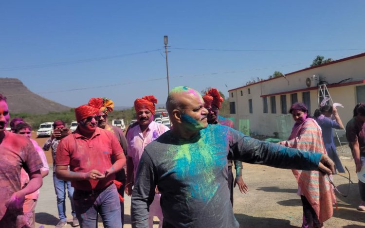 मैहर में खाकी पर चढ़ा फागुनी रंग: इमली का बूटा, मीठे बेर... पर जमकर थिरके पुलिसकर्मी, उड़े रंग-गुलाल