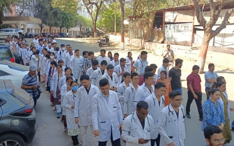 भोपाल के हमीदिया हॉस्पिटल में जूनियर डॉक्टरों का प्रदर्शन, स्टाइपेंड बढ़ाने की मांग